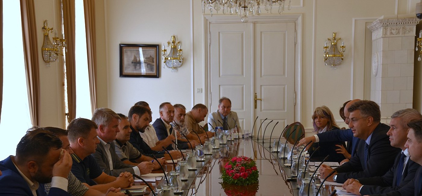 Vlada će organizirati sastanak mljekara i velikih trgovačkih lanaca. Najavljena i stroža kontrola dumpinga cijena 